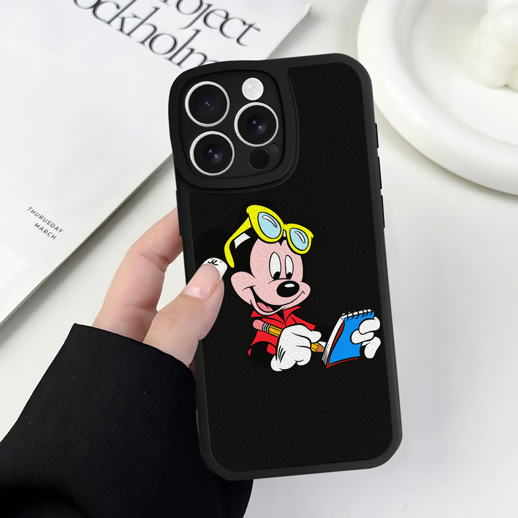 （画像用） ミッキーマウス Mickey Mouse 【iPhone 16シリーズ対応】シリコンスマホケース（レザー調） 材質：シリコン